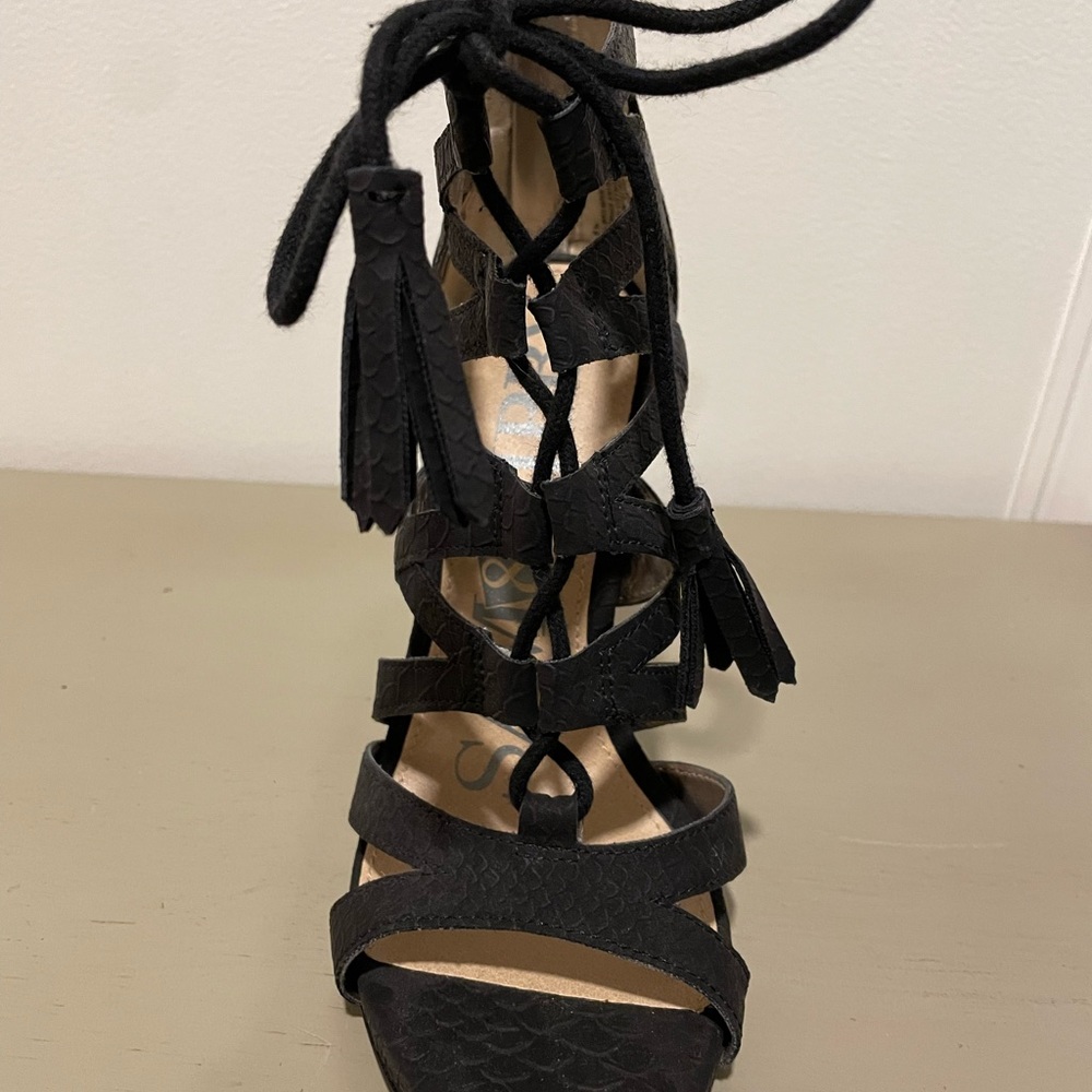 Black lace up - Picture 2 of 4